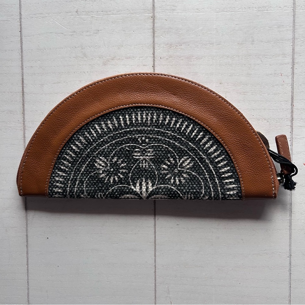 NWT Myra Laughter Wallet Semi Circular Leather‎